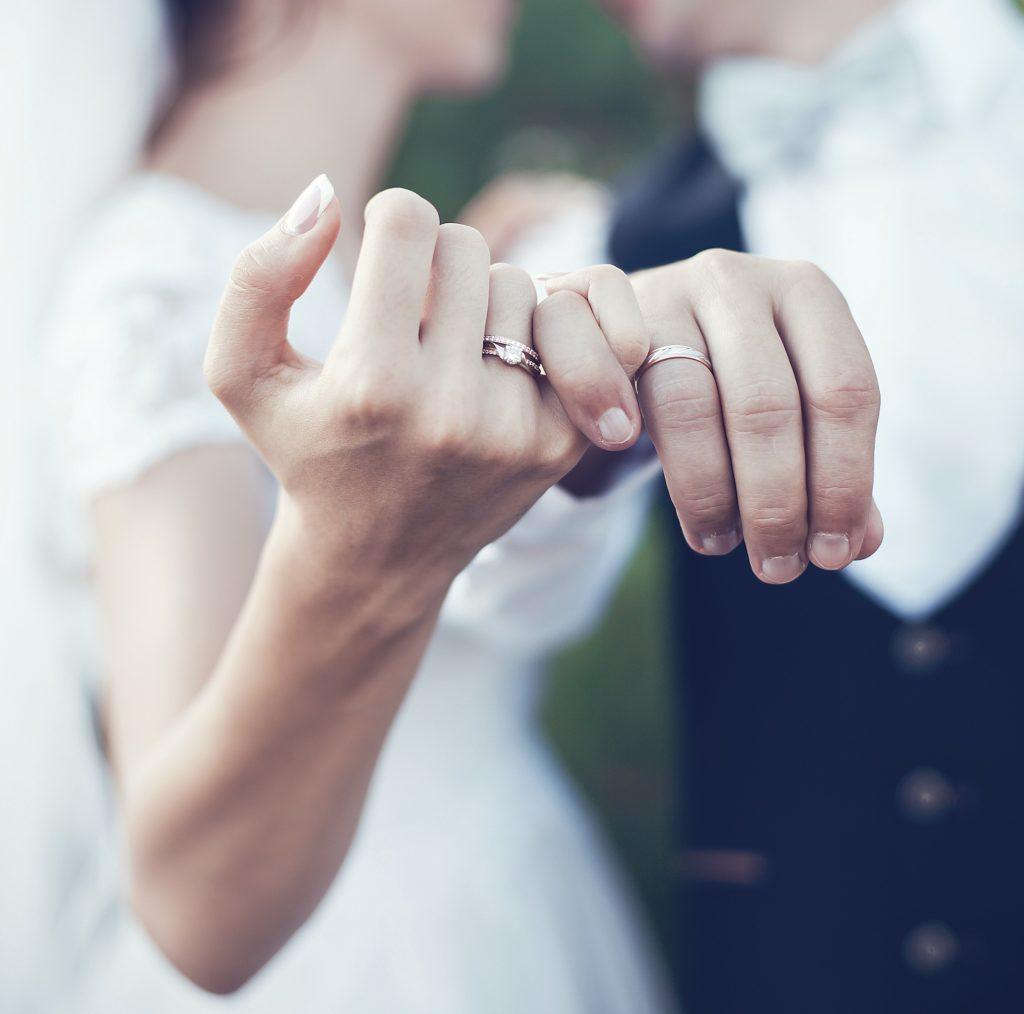 Verlobungsring nach der Hochzeit, welche Hand?