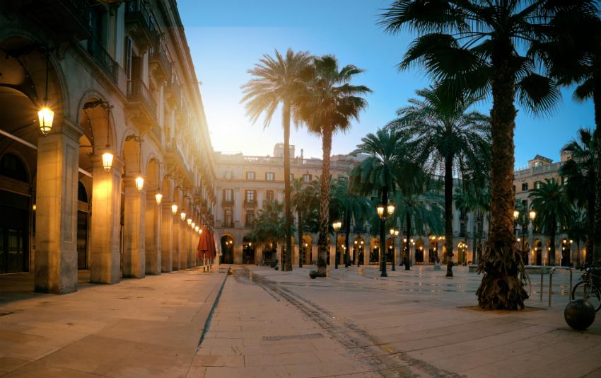 Der wunderschöne Plaça Reial in Barcelonas Altstadt