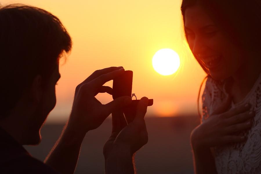 Heiratsantrag am Strand bei Sonnenuntergang