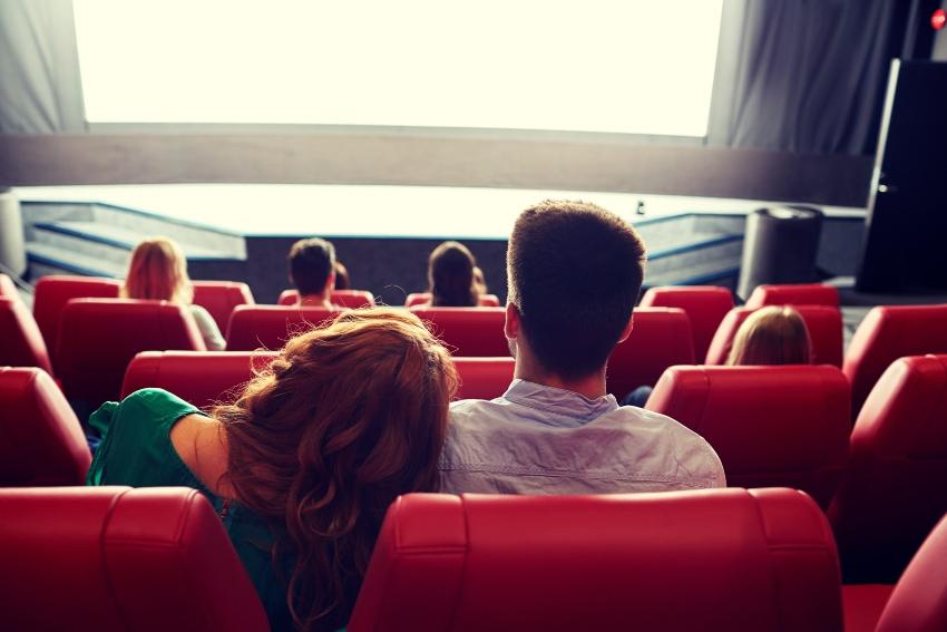 Jungs Paar von hinten - sitzt im Kinosaal