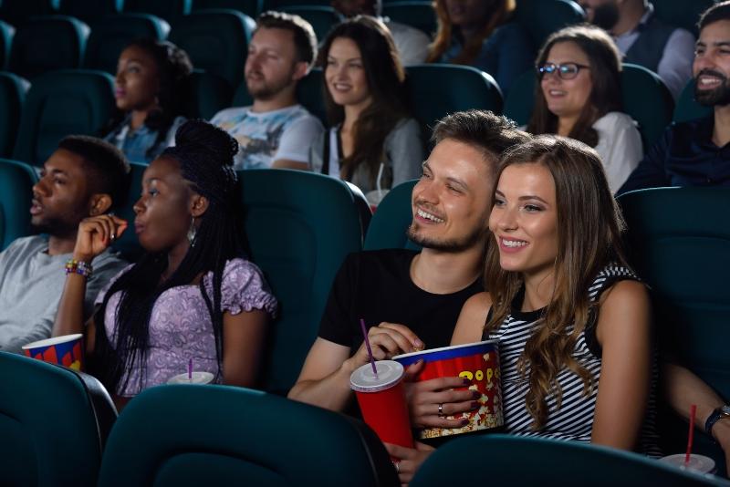 Junges Paar sitzt zusammen im Kino