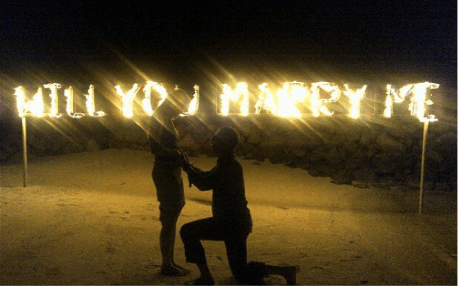 Romantischer Heiratsantrag am Strand
