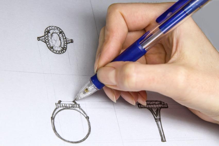 Frau designt Ring
