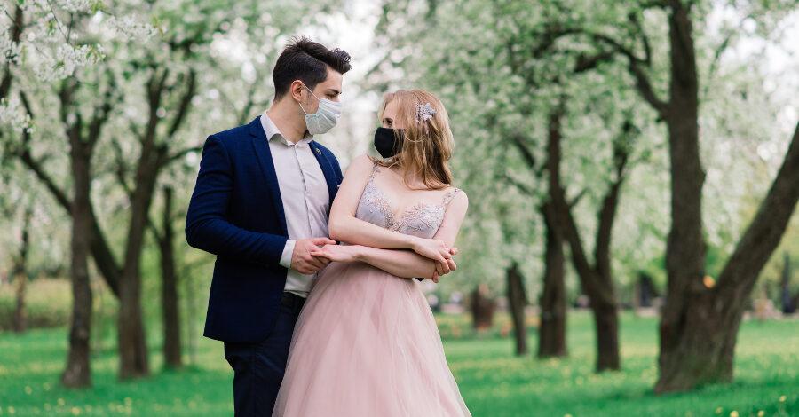 Brautpaar mit Mundschutz- Heiraten trotz Corona