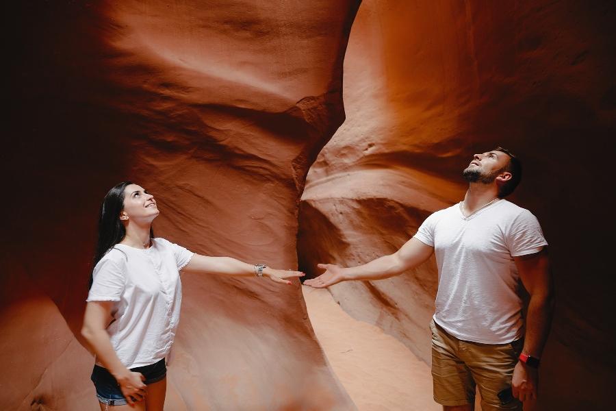 Paar erkundet den Grand Canyon in Arizona