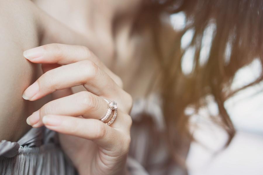 Junge Frau, Hand, Verlobungs- und Beisteckring - Allianz-Ring