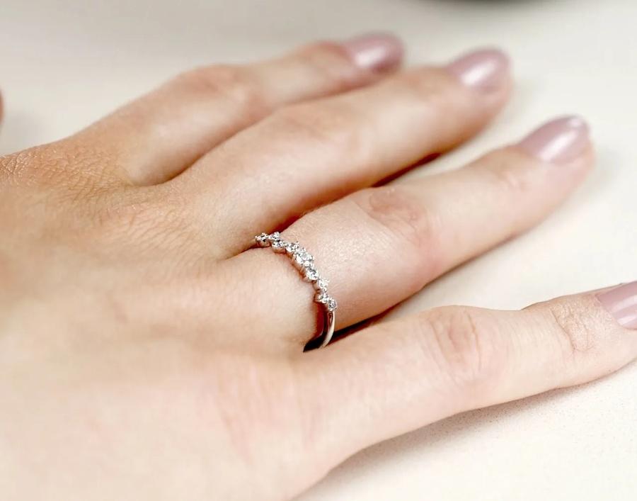 Beautify 0,23 ct. Moderner Ring aus 585 Weißgold mit Diamant (1 x 0,05, 2 x 0,03, 6 x 0,02 ct.)