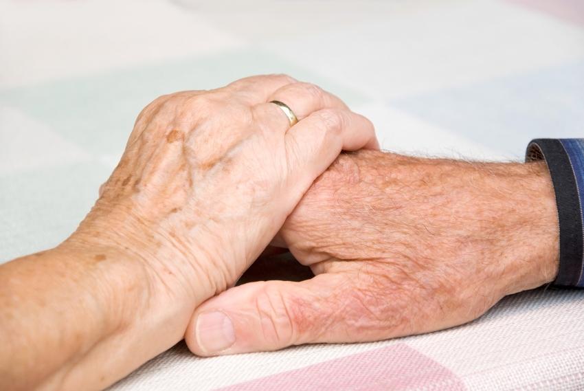 Senioren halten Hände 