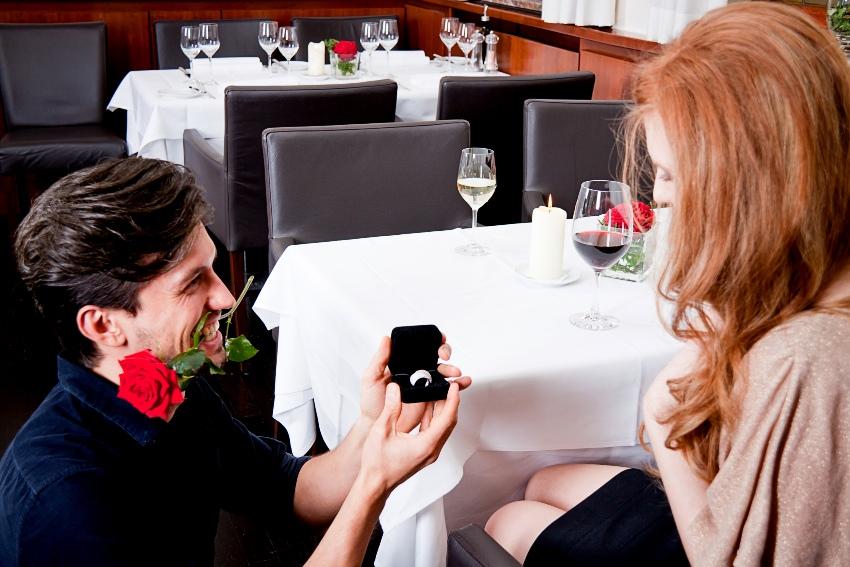 Romantischer Heiratsantrag im Restaurant