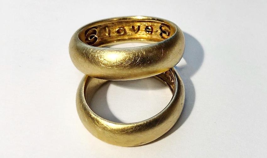 Ring mit "Love" eingraviert