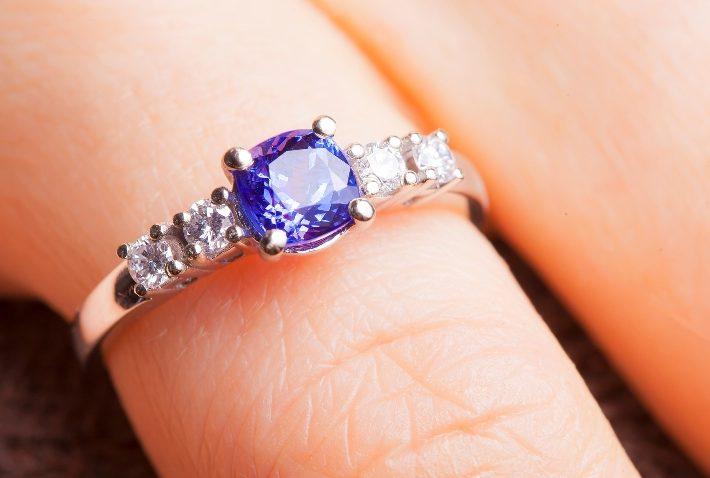 Verlobungsring mit blauem Stein - an der Hand