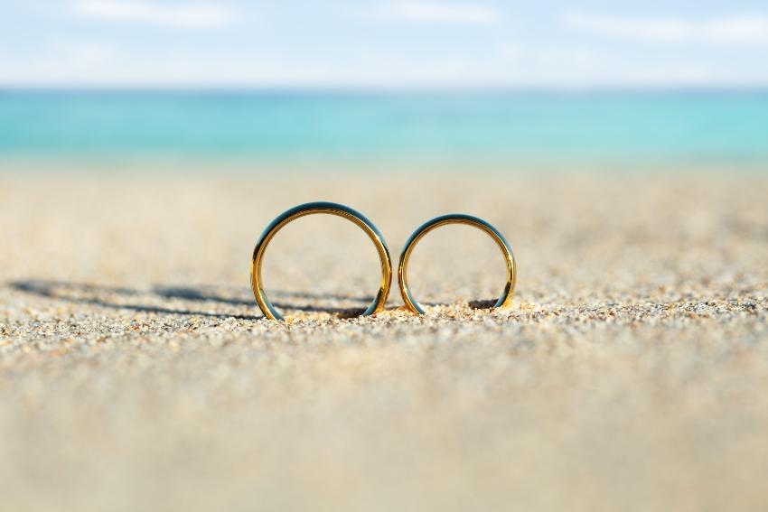 Zwei Ringe im Sand
