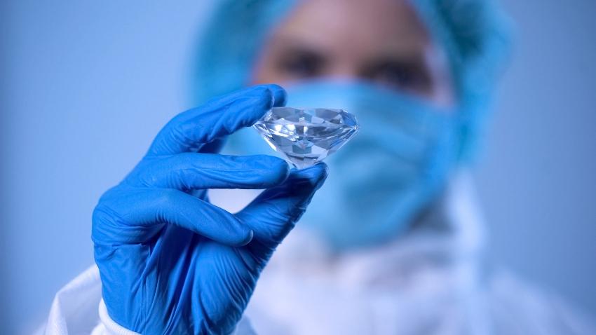 Synthetischer Diamant in Hand eines Laboranten