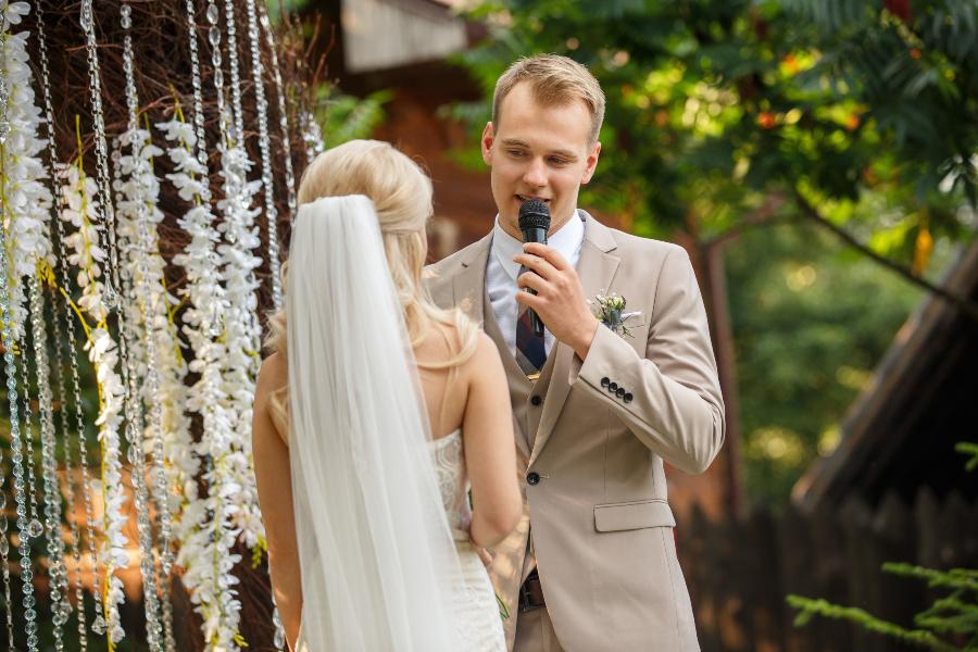 Mann spricht während der Hochzeit zu seiner Frau