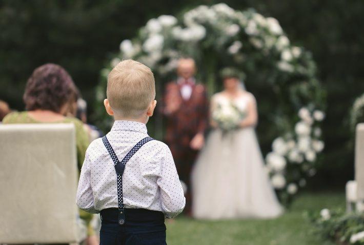 Junge als Ringträger auf einer Hochzeit