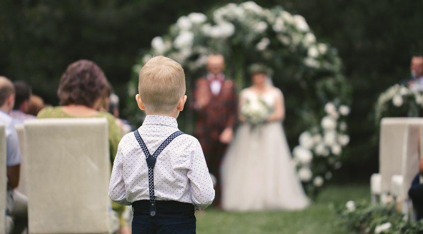 Junge als Ringträger auf einer Hochzeit