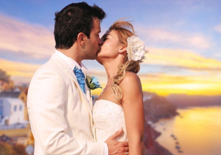 Hochzeitspaar küsst sich - Mediterrane Hochzeit