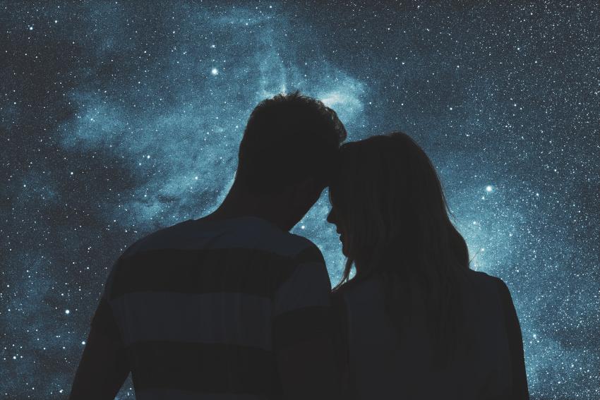 Paar vor den Sternen 