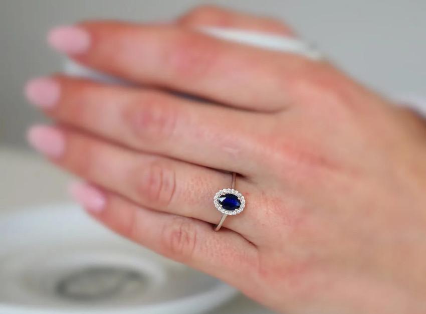 Saphir Halo Saphir Ring aus 750 Weißgold mit Blauer Saphir (0,7 ct. + 0,10 ct. Diamanten)
