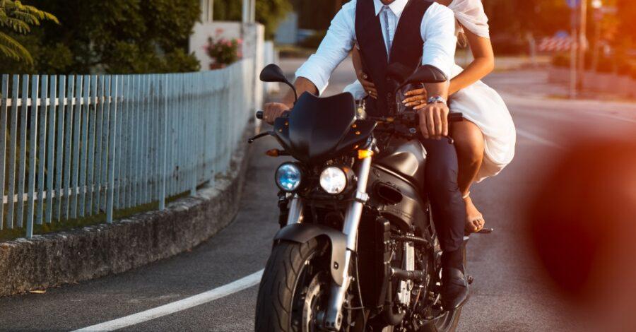 Hochzeitspaar auf Motorrad - Die moderne Hochzeit