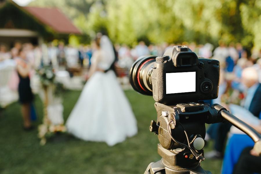 Hochzeit wird durch Kamera gefilmt