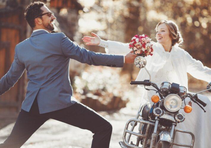 Hochzeitspaar mit Motorrad - Ausgefallene Hochzeit