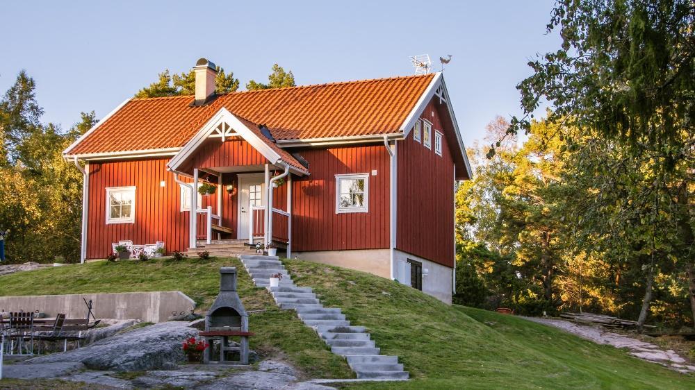 Typisch schwedisches Holzhaus - perfekt für eine Skandinavische Hochzeit