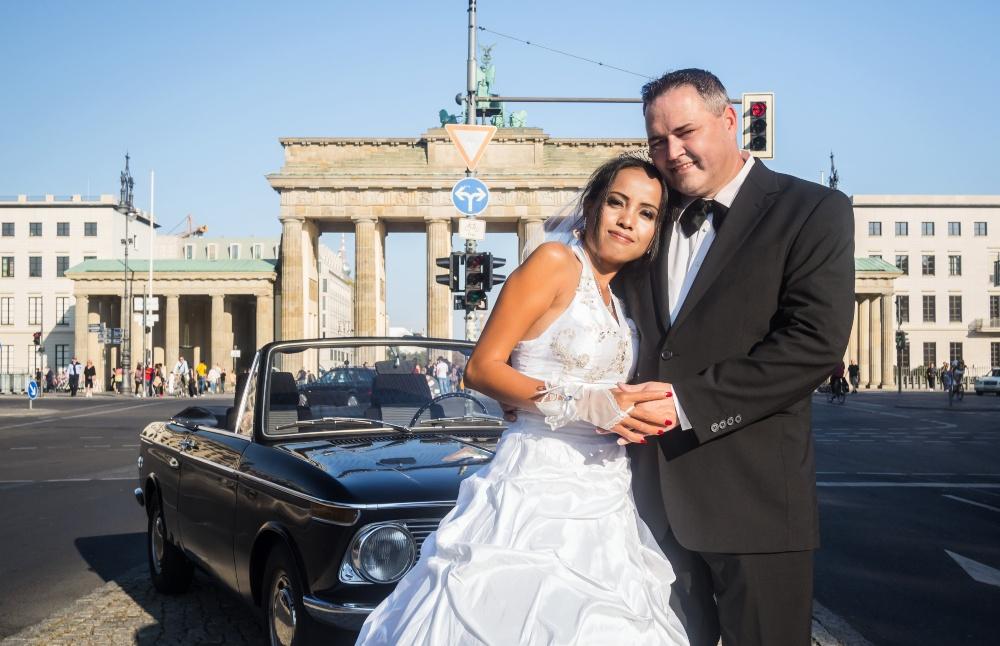 Hochzeitspaar am Brandenburger Tor - beliebet ist auch der Heiratsantrag in Berlin