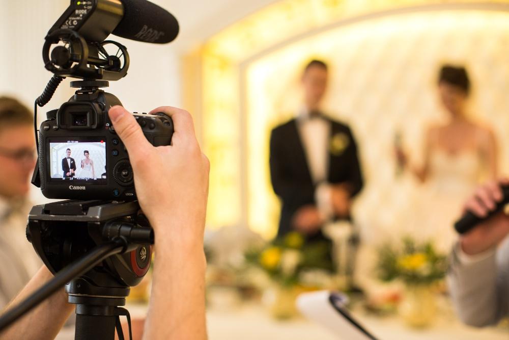 Kamera auf Brautpaar gerichtet für Video oder Foto