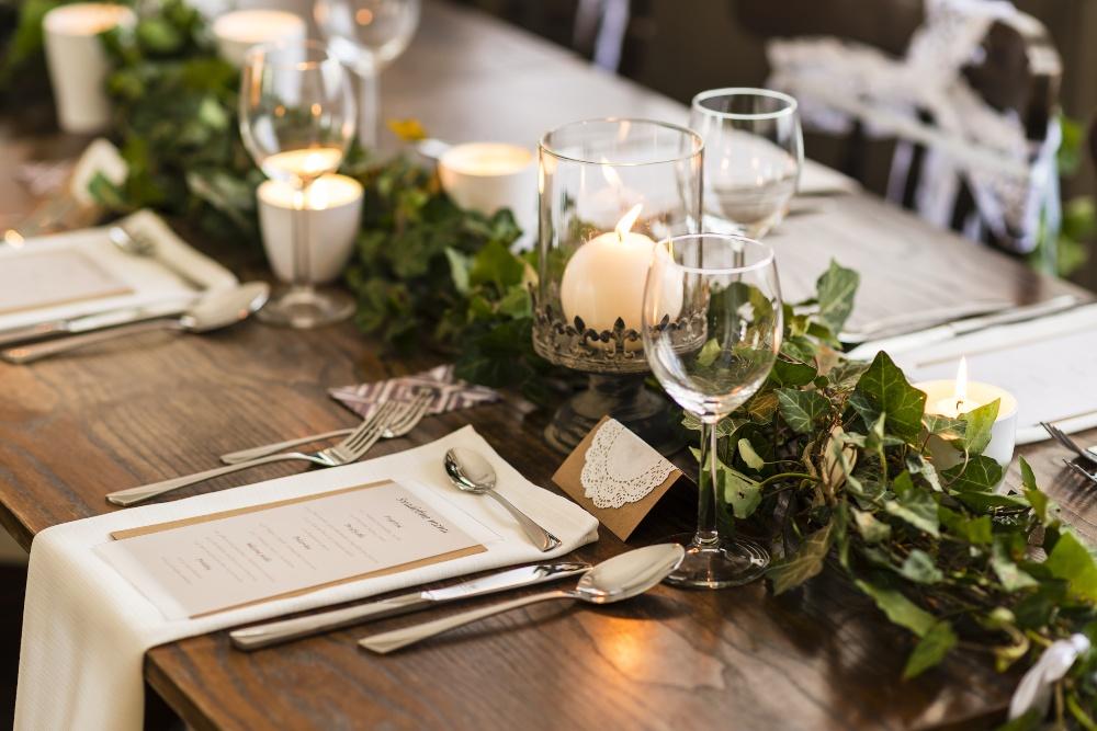 Tischdekoration in weiß mit Grünpflanzen - Skandinavische Hochzeit