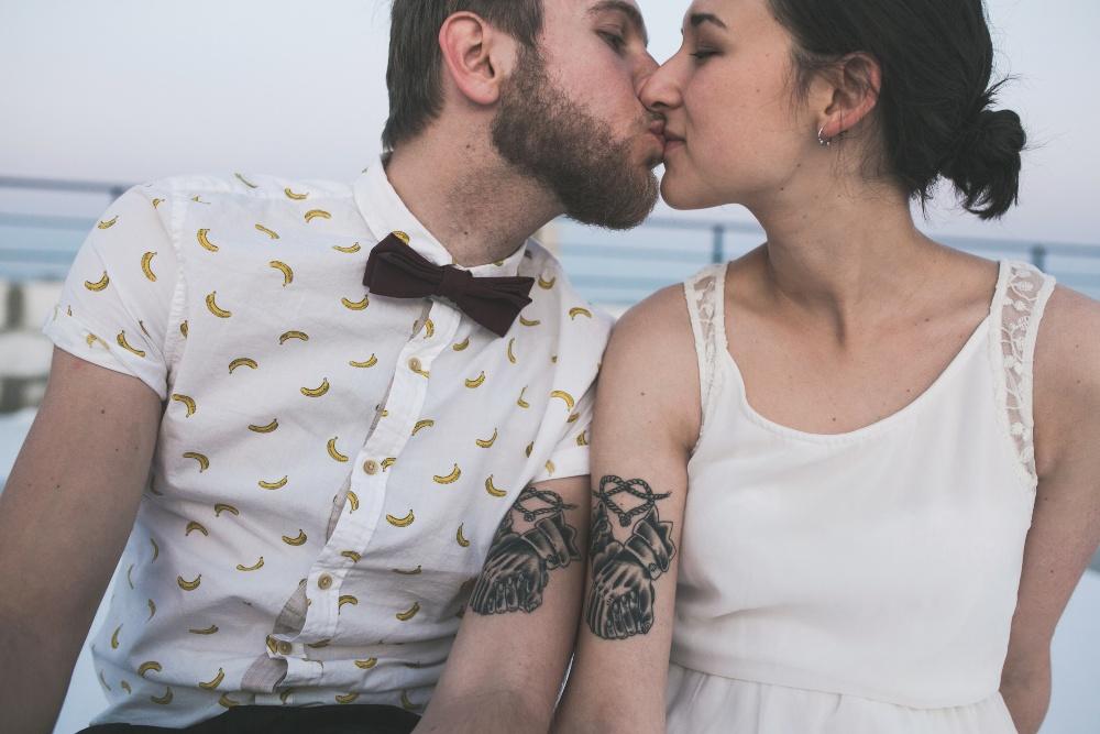Brautpaar, am Oberarm gleichartige Tattoos - Ausgefallene Hochzeit