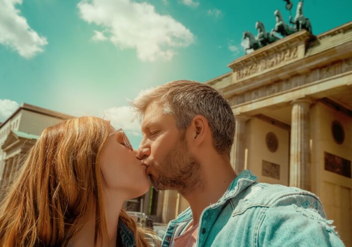 Liebespaar küsst sich am Brandenburger Tot - Heiratsantrag in Berlin