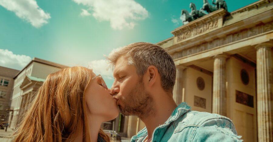 Liebespaar küsst sich am Brandenburger Tot - Heiratsantrag in Berlin