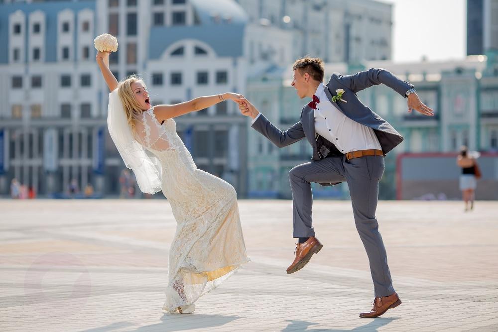 Hochzeitspaar tanzt in einer Innenstadt - Ausgefallene Hochzeit