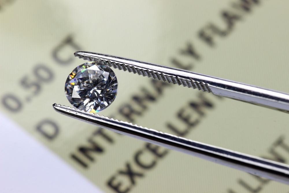 Geschliffener Diamant mit Zertifikat - Diamantzertifikate