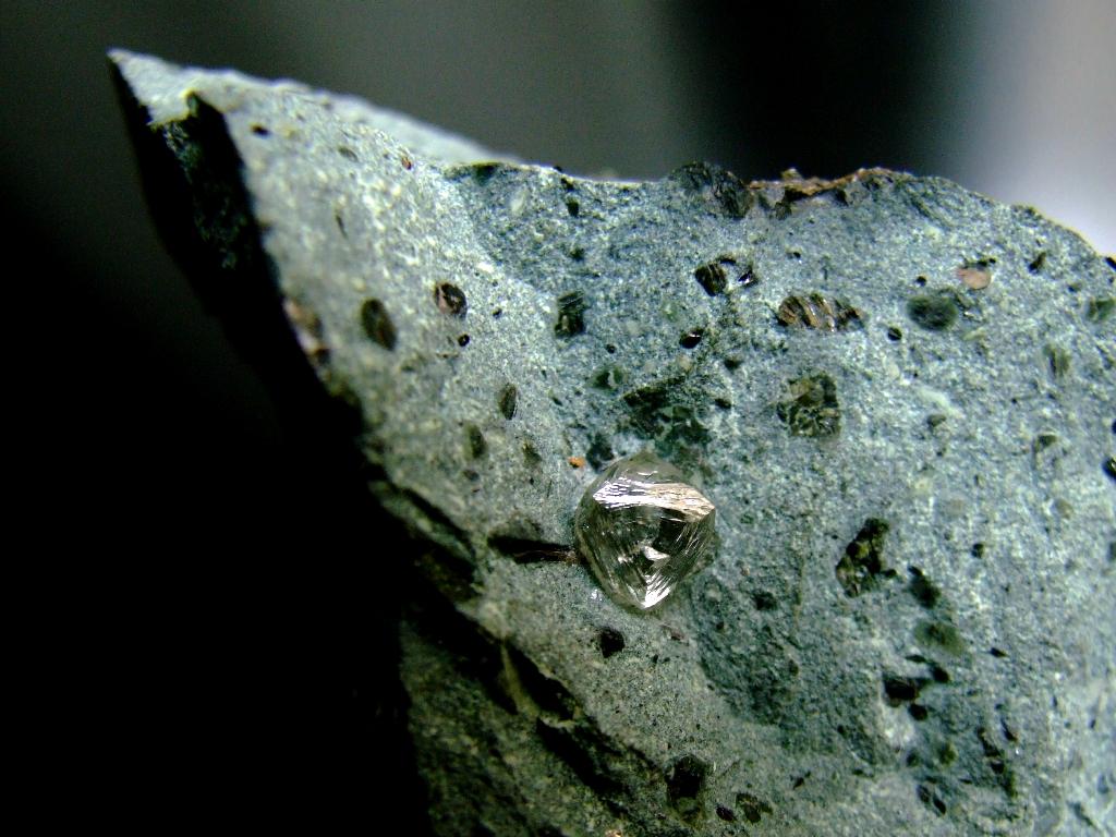 Ein farbloser Ring ist in der Regel hochwertiger als ein Diamant der weniger farblos ist