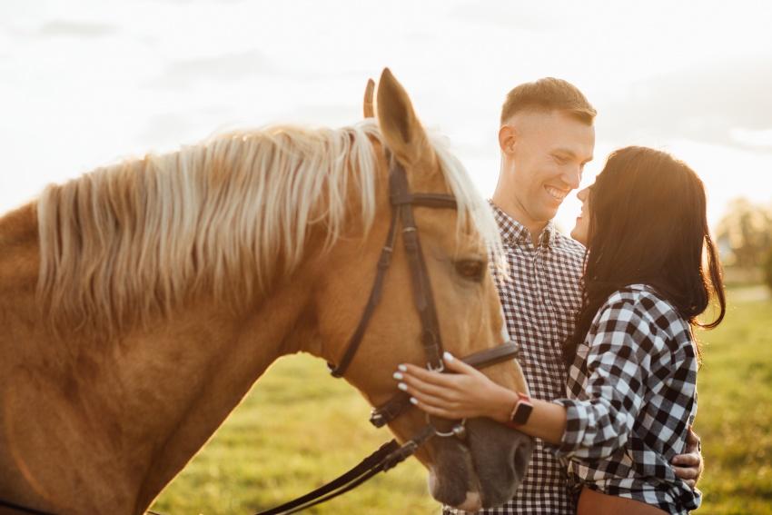 Liebespaar steht neben Pferd - Heiratsantrag mit Pferd