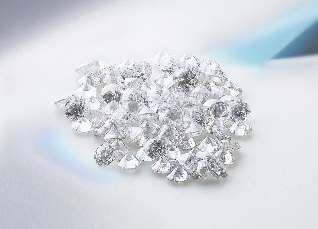 Farbloser Diamant hergestellt von der  Syntechno LTD - Labor-Diamanten