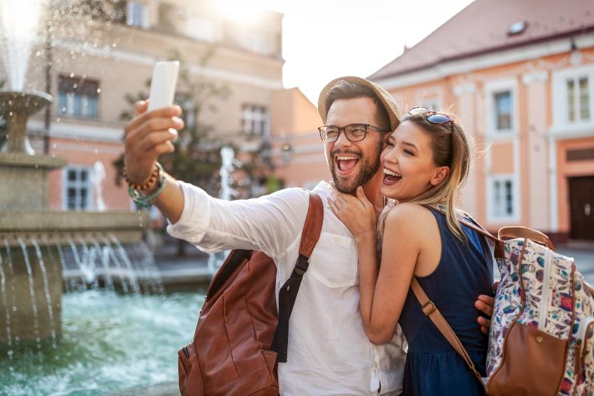 Junges Paar macht Selfie während einer Städtereise