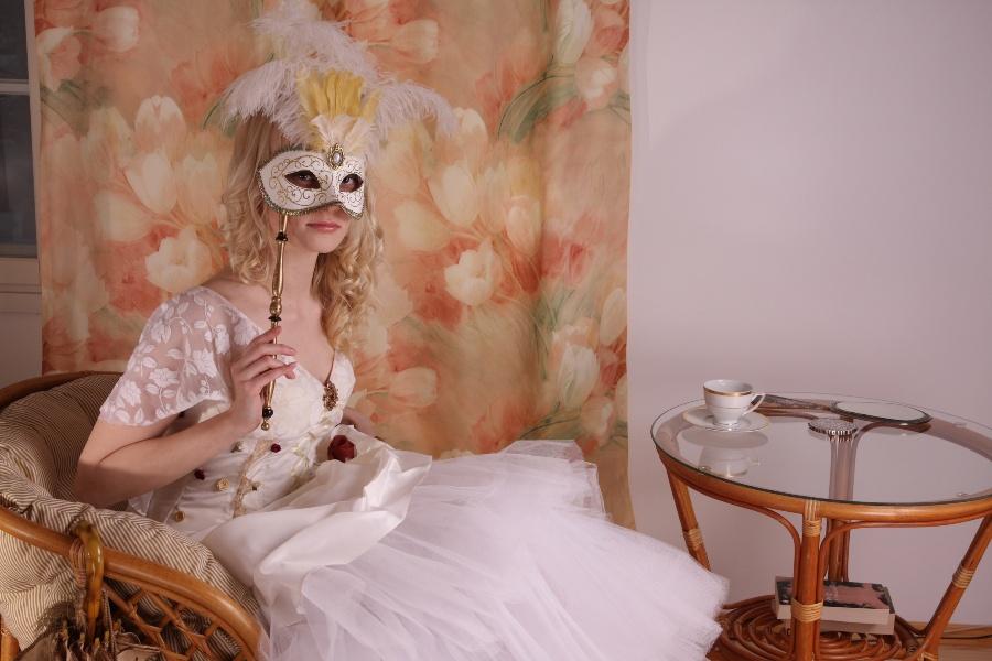 Braut mit venezianischer Maske im Barockstil - Barocke Hochzeit