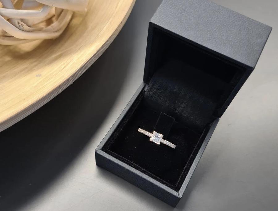 Le Missio 0,72 ct. Prinzess Prinzess Cut Ring aus 585 Roségold mit Diamant (0,50 ct. + 0,22 ct.)