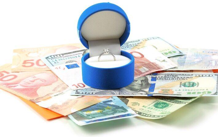 Verlobungsring, Geldscheine - Wie teuer muss ein Verlobungsring sein?