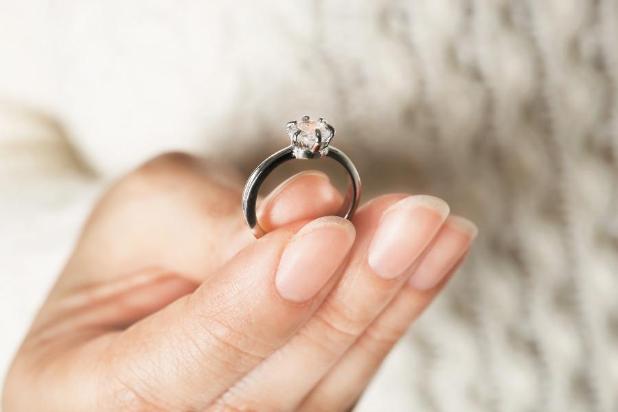 Ring mit Diamant, Nahaufnahme - ein Verbogener Ring kann repariert werden