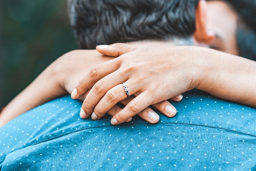 Älteres Paar umarmt sich - es ist an der Hand der Frau ein Verlobungsring zu sehen - Lebenslange Garantie auf Verlobungsringe?