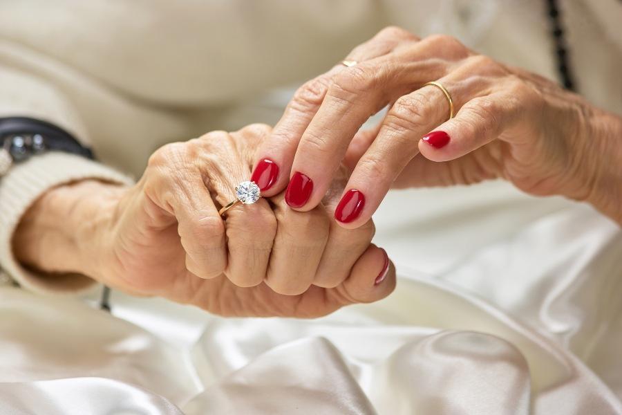 Alte Frau mit schönem RIng - Lebenslange Garantie auf Verlobungsringe?