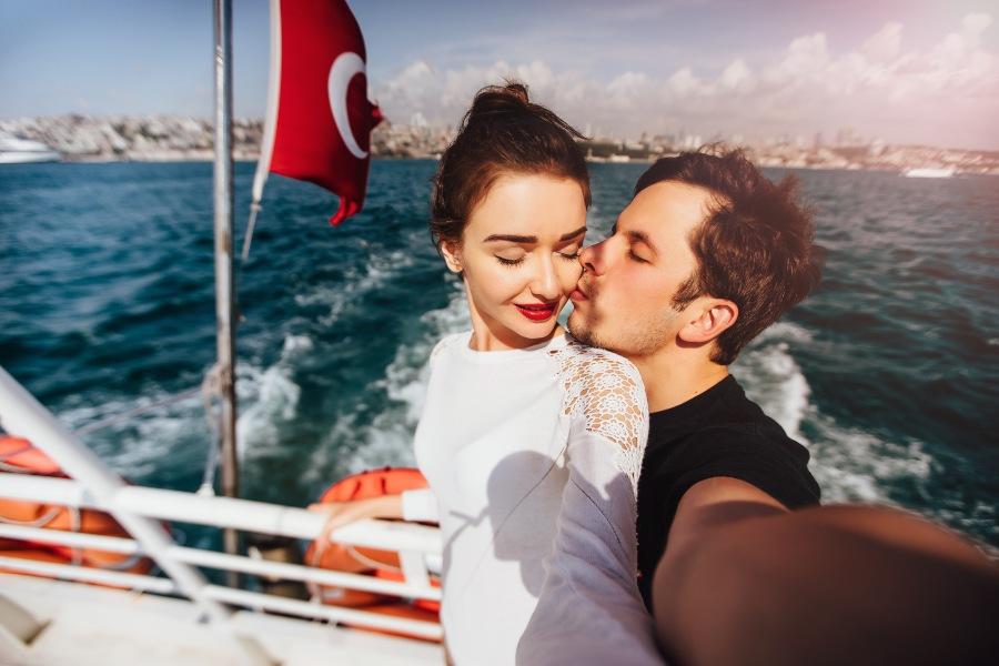 Liebespaar in der Türkei auf einem Boot