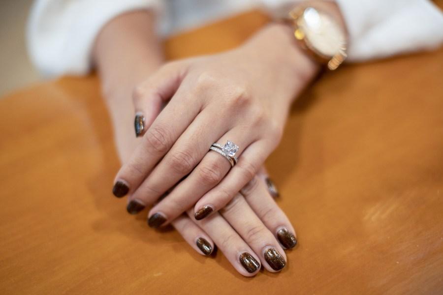 Frauenhände mit Ringen