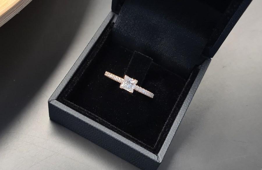 Le Missio 0,72 ct. Prinzess Prinzess Cut Ring aus 585 Roségold mit Diamant | Nachhaltig produziert und konfliktfrei