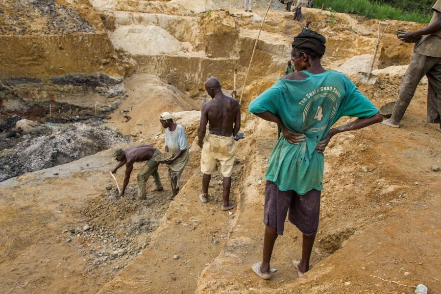 Diamanten schürfen in Sierra Leone - Nachhaltige Verlobungsringe mit Labordiamanten als Alternative