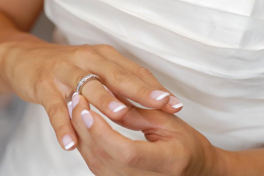 Braut zeigt Ehering aus Weißgold